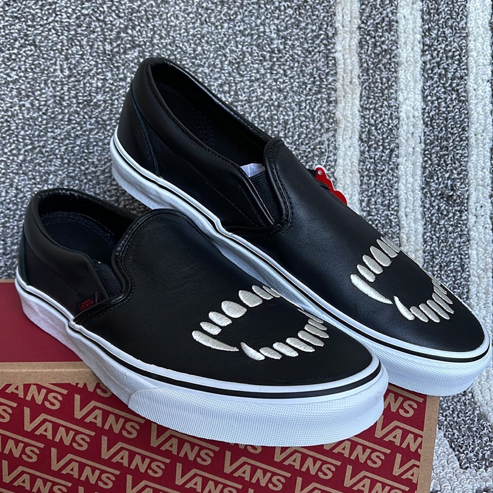 Vans Classic Slip-On Fangs Black/True White MENS - Picture 6 of 16